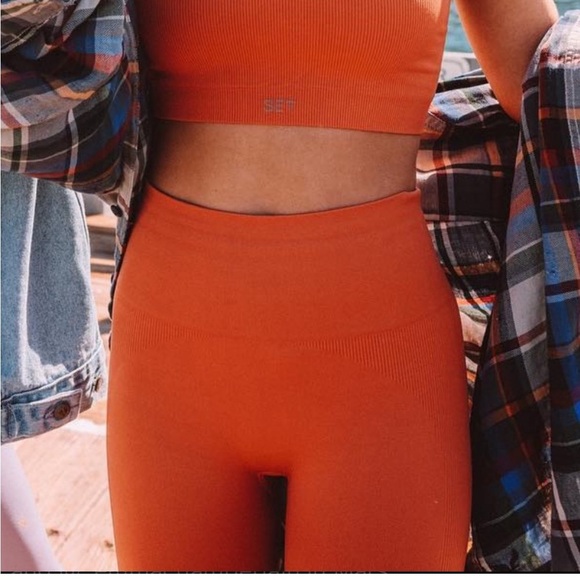 Set Active SCULPTFLEX POWER SHOULDER BRA and Power Leggings in Orange - Picture 3 of 15